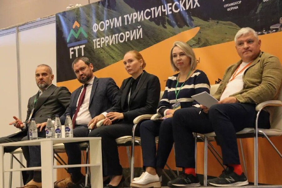 Prepodavatel' VSHKI vystupila na turisticheskom forume (2).jpg