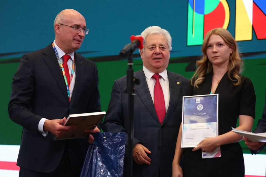 Magistrantka VSHKI nagrazhdena na mediasammite stran BRIKS 12.jpg