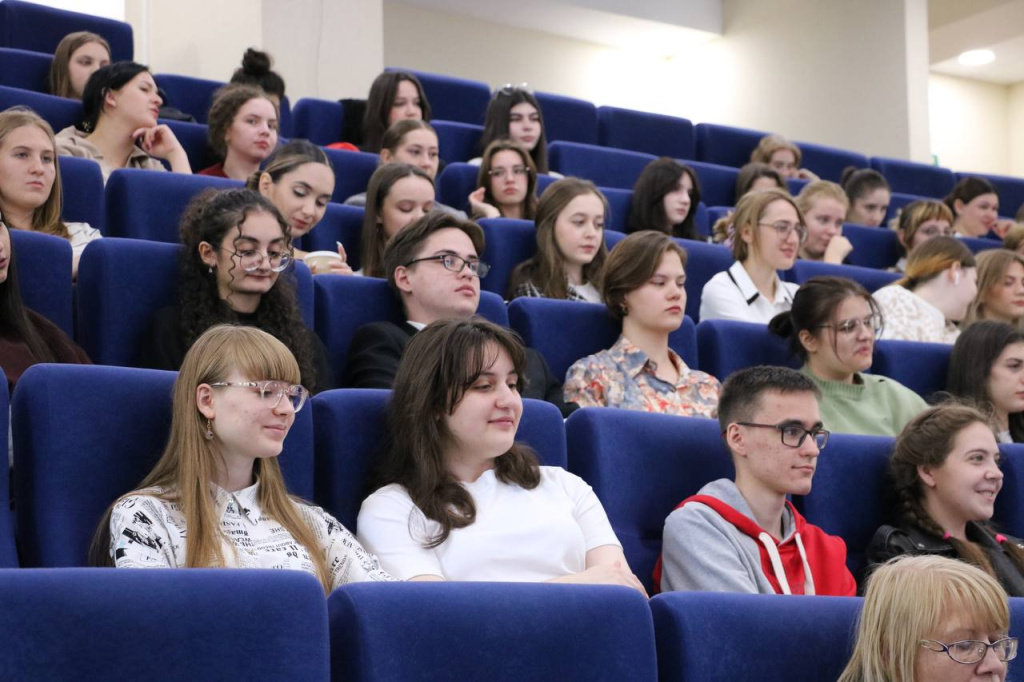 Professor VSHKI stala moderatorom diskussii na baze SKFU (3).jpg