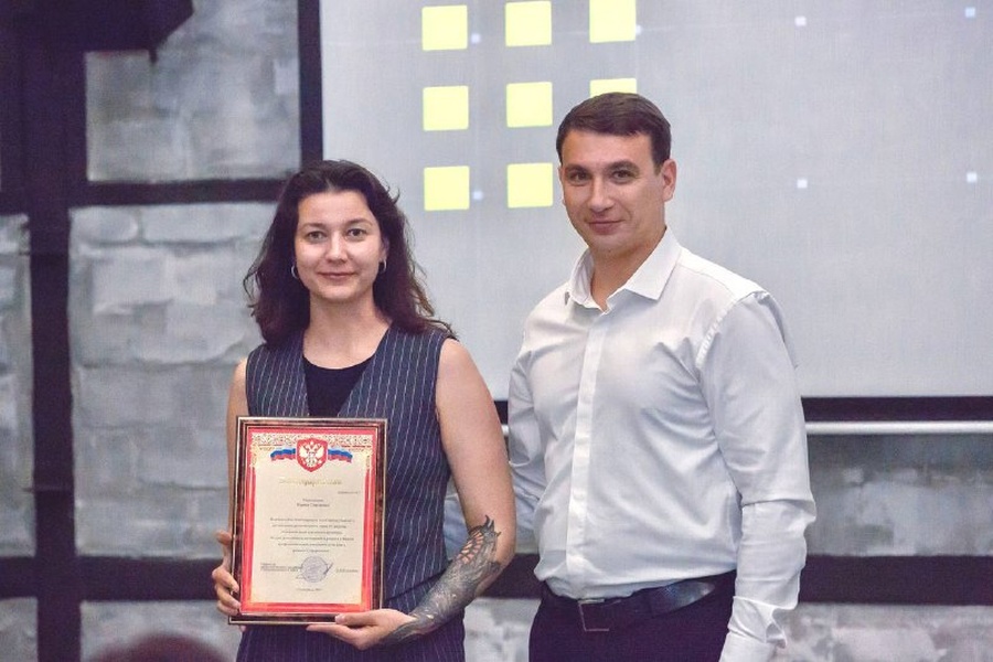 Direktor departamenta mediakommunikacij Vysshej shkoly kreativnyh industrij nagrazhdena blagodarstvennym pis mom ministra ekonomicheskogo razvitiya Stavropol skogo kraya.jpg